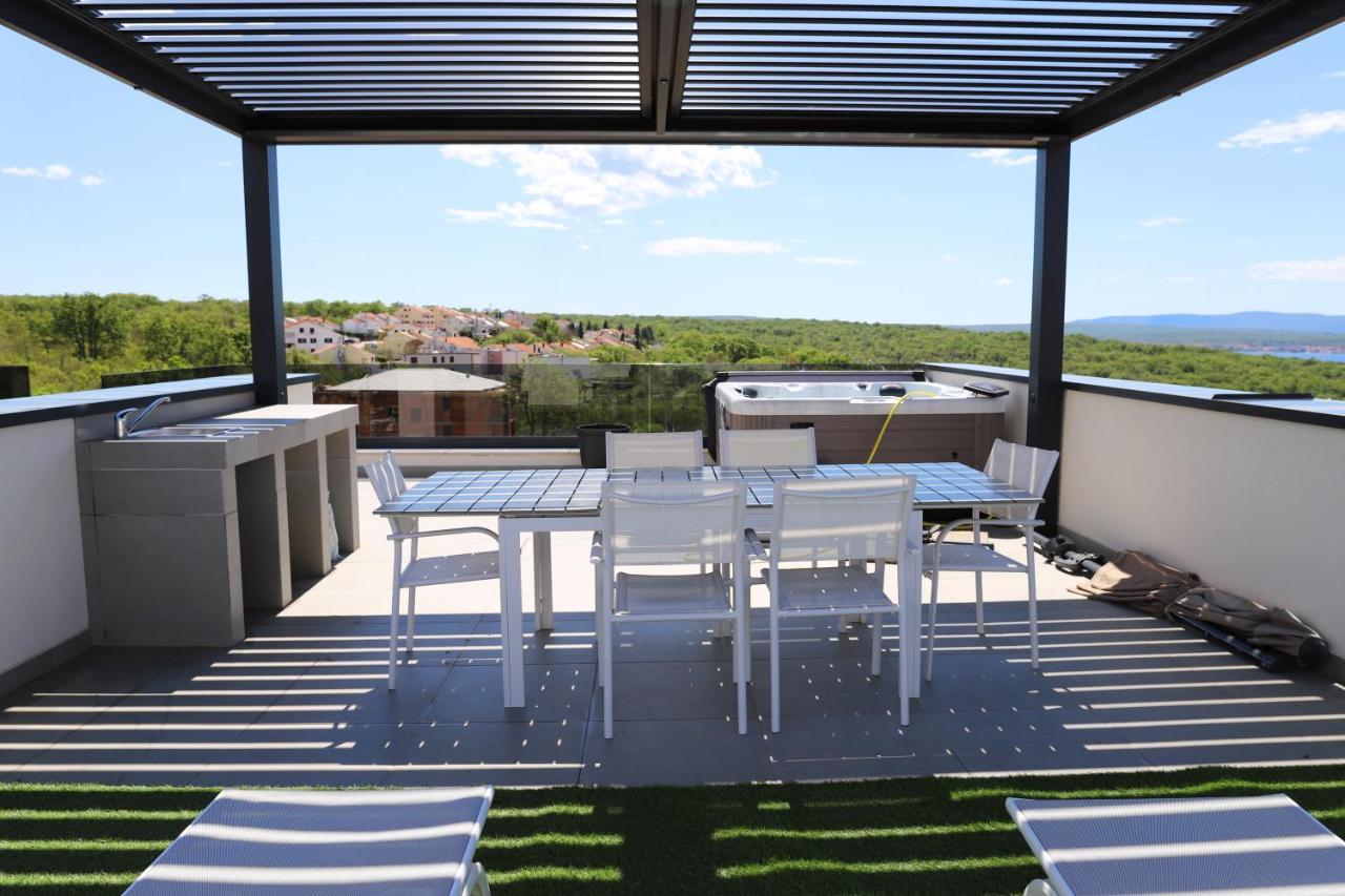 Apartments Terra Sun With Private Pool Or Jacuzzi Njivice Kültér fotó