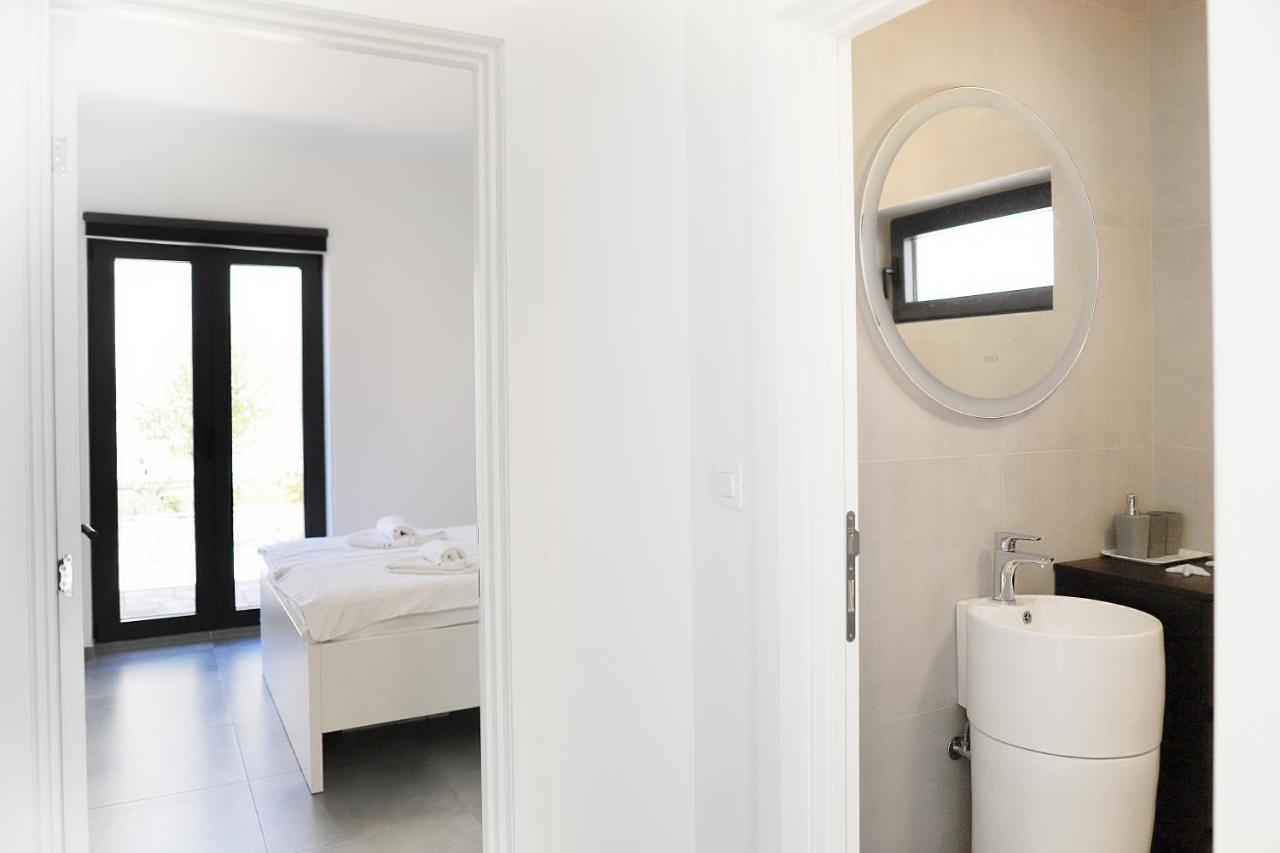 Apartments Terra Sun With Private Pool Or Jacuzzi Njivice Kültér fotó