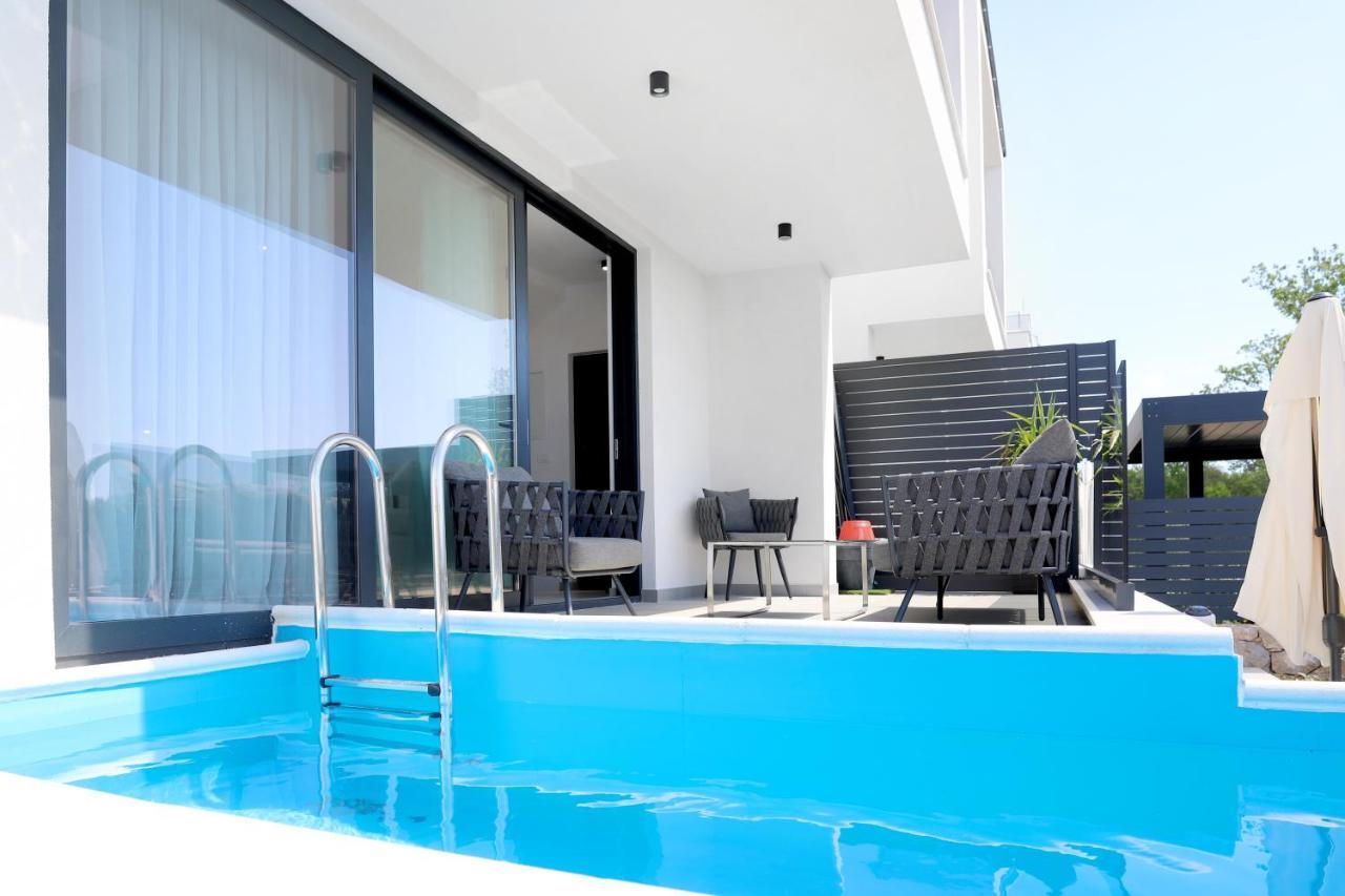 Apartments Terra Sun With Private Pool Or Jacuzzi Njivice Kültér fotó
